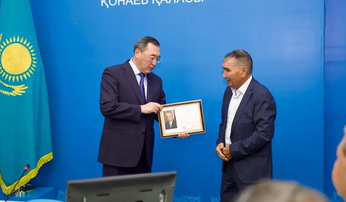 Он жастағы баланы иттерден құтқарған адам Президенттен марапат алды