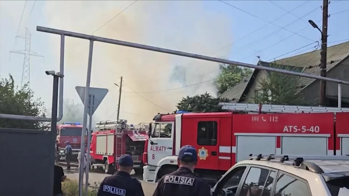 Пожар повышенного ранга потушили в одном из частных секторов Алматы