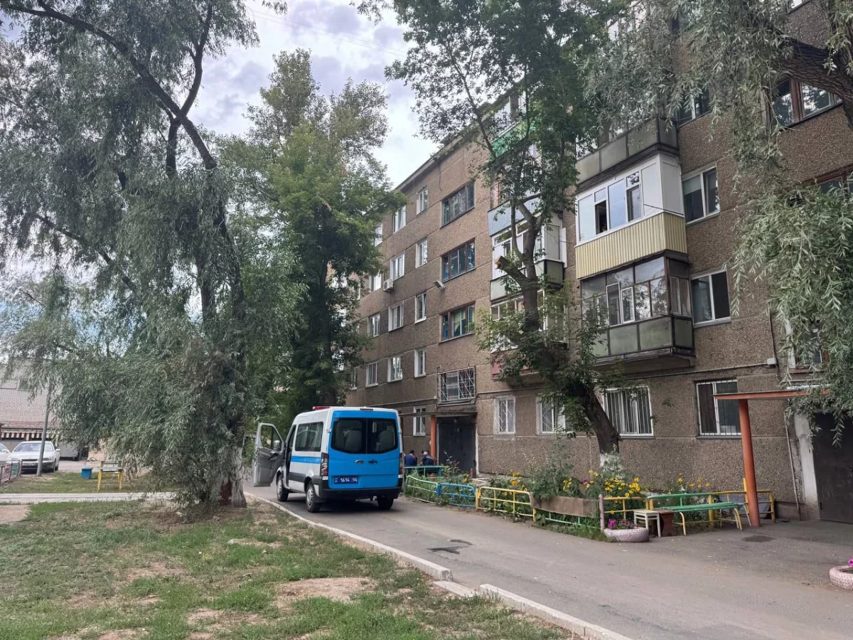 Павлодарка выбросила детей с пятого этажа: ребёнок в состоянии клинической смерти