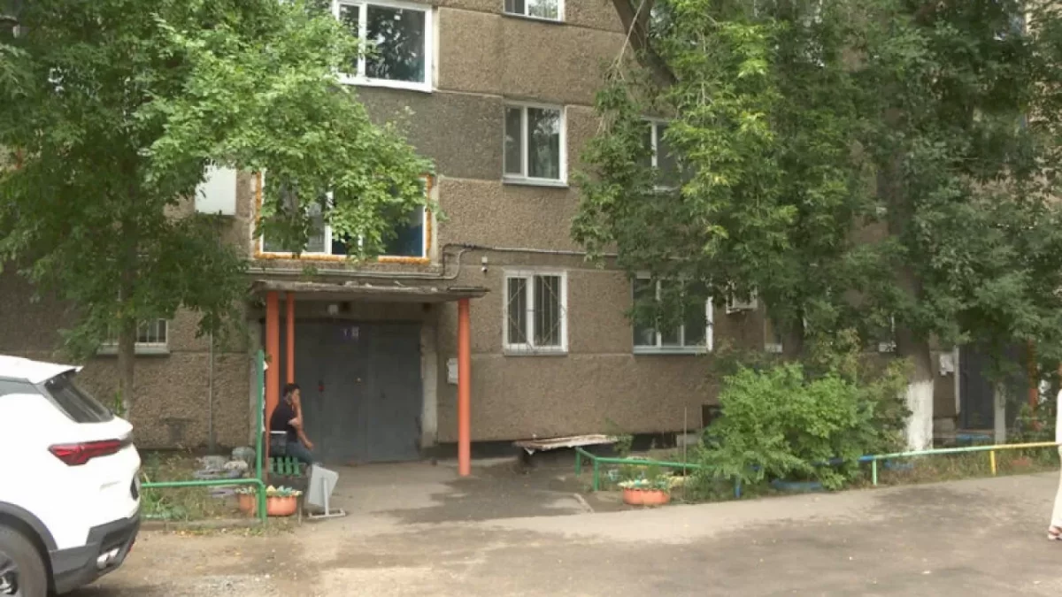 Екі баласын терезеден лақтырған павлодарлық әйел былтыр жалғыз өзі терезеден секірген