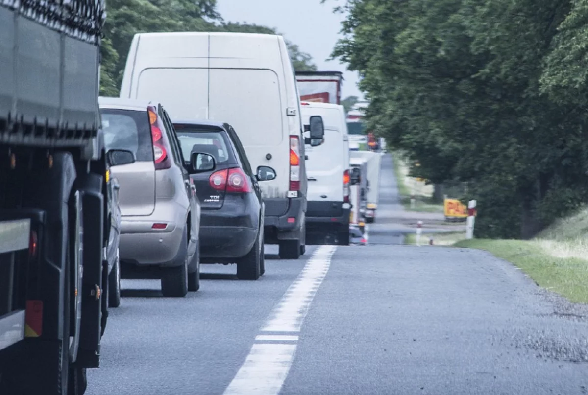 Движение парализовано на мосту в Атырау