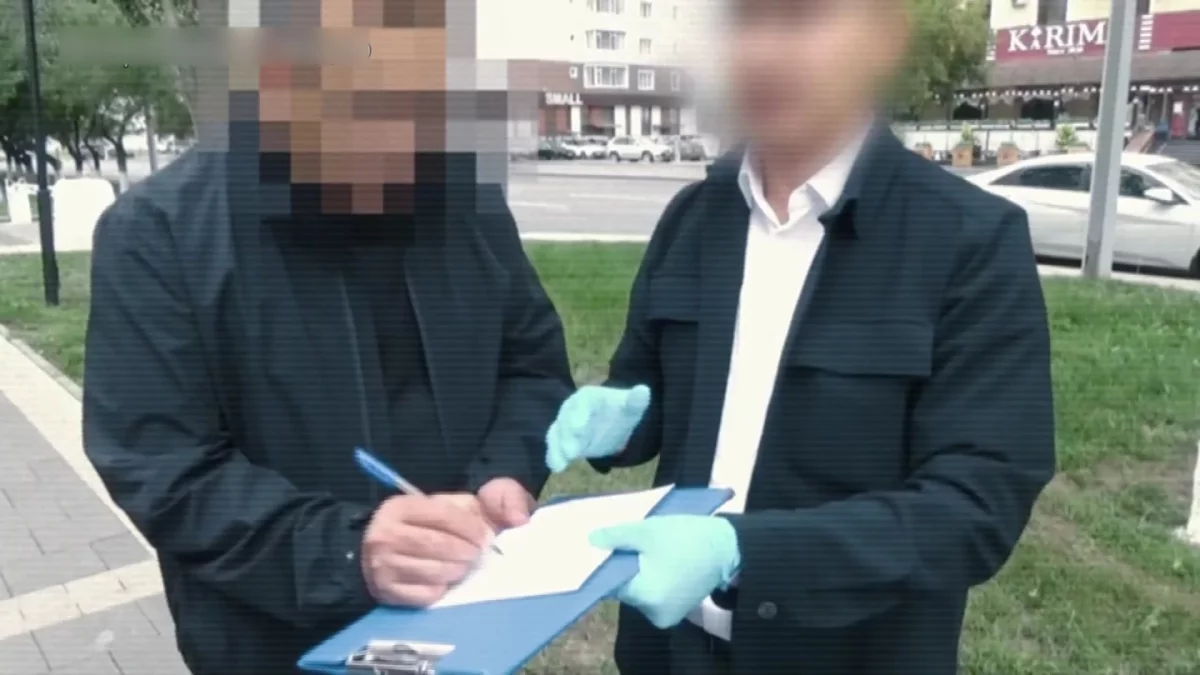 Денежная ваза: появились кадры того, как КНБ задерживали вице-министра транспорта