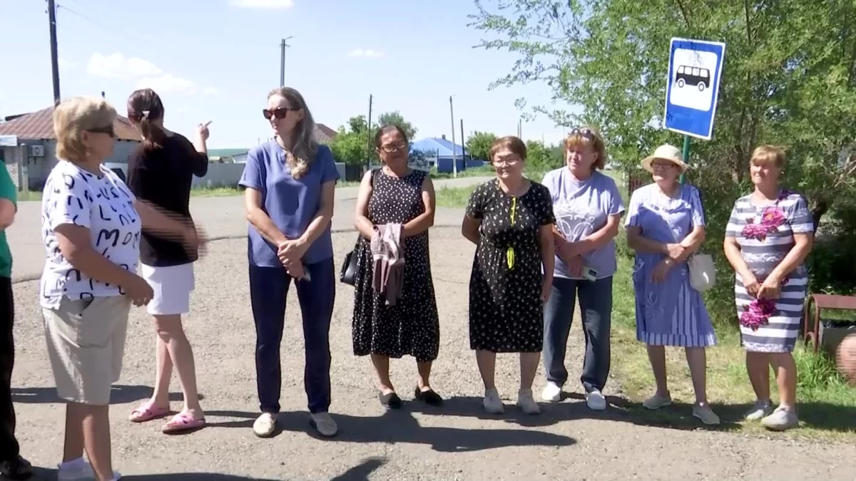 Ходить пешком по три километра каждый день вынуждены жители села в Павлодарской области из-за нехватки автобусов
