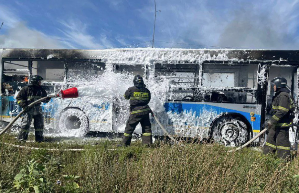 Пассажирский автобус загорелся рядом с АЗС в Усть-Каменогорске