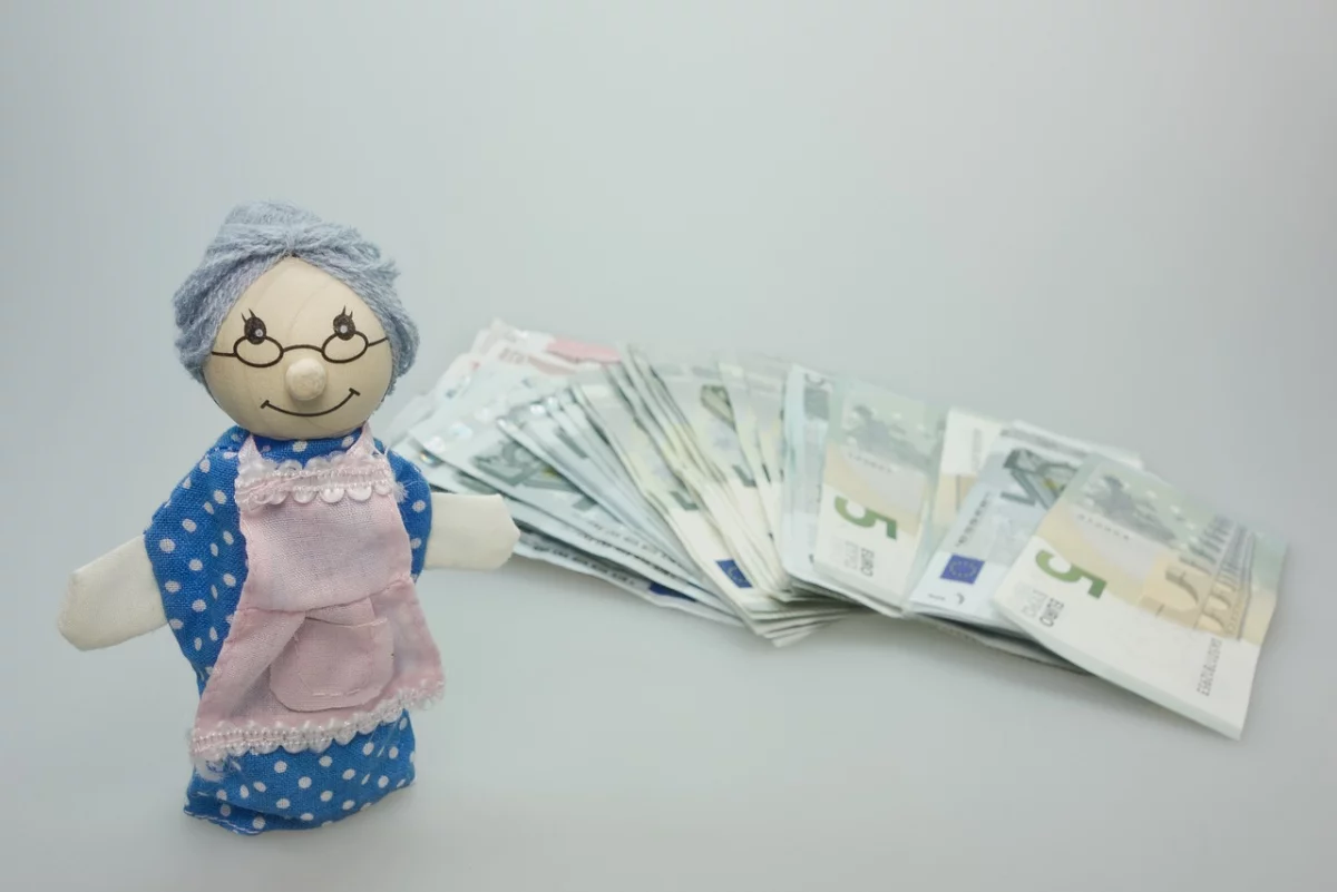 Казахстанцы массово снимают пенсионные излишки - в июле подано рекордное число заявлений