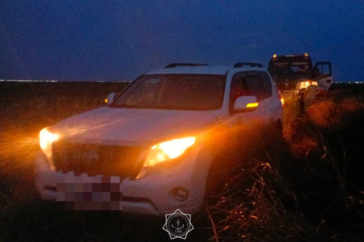 Путешествующих на внедорожнике спасли из болота в Атырауской области