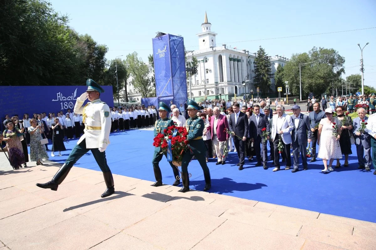 В Алматы 5 тысяч человек исполнили песни Абая в честь 180-летия поэта