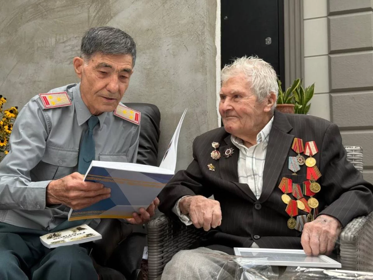В Алматы почтили 99-летие ветерана войны Леонида Подколзина