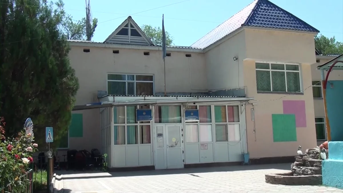Балабақша тәрбиешісі бүлдіршіннің  басын жарды