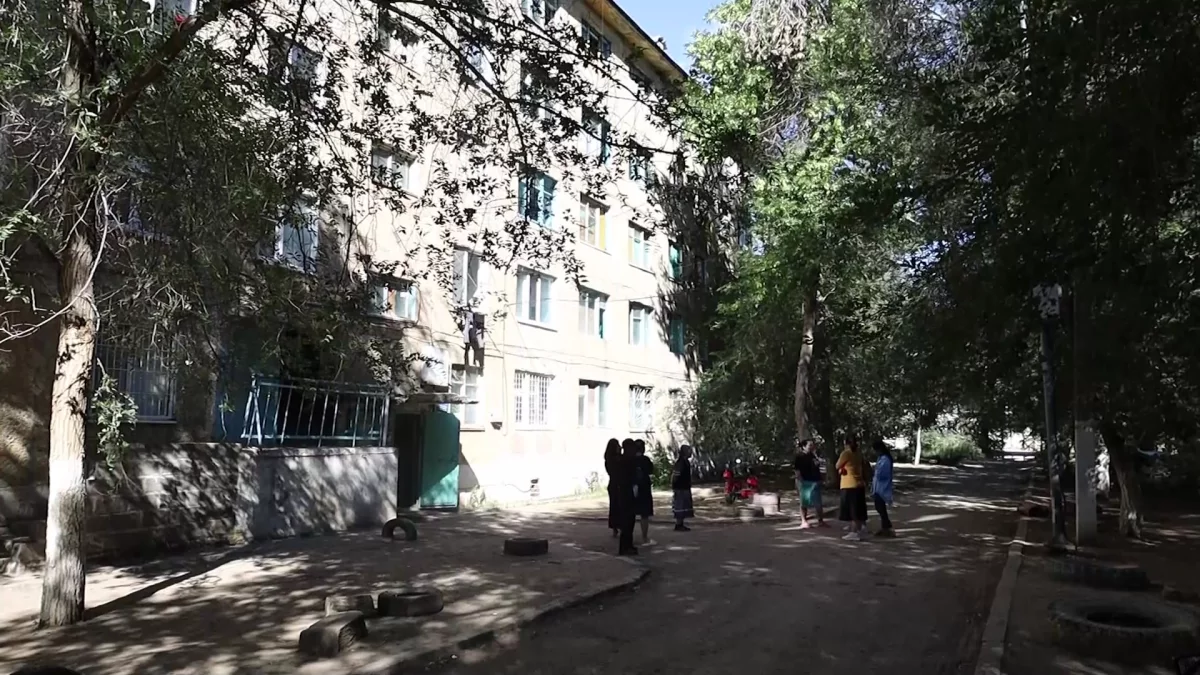 100 актюбинских семей не могут добиться расселения из аварийного дома