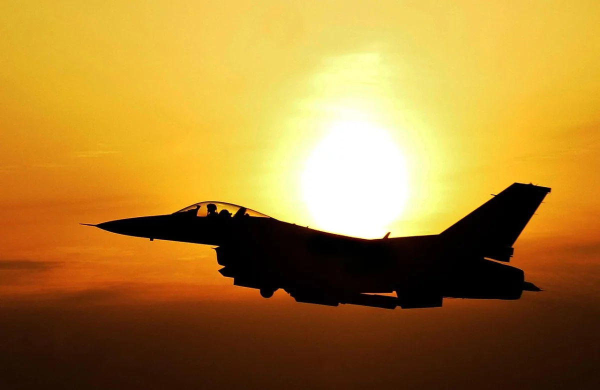 Военный истребитель F/A-18 Hornet разбился в Малайзии: пилоты спаслись (ВИДЕО)