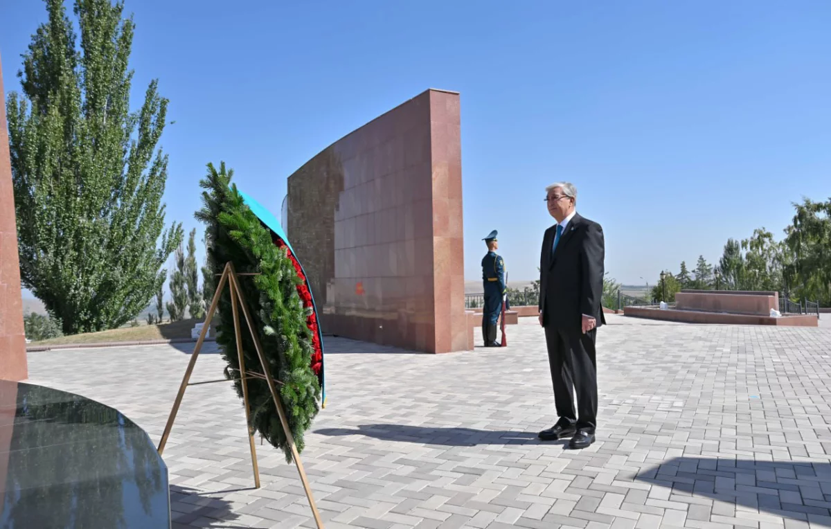 Президент Қасым-Жомарт Тоқаевтың Қырғыз Республикасына ресми сапары «Ата бейіт» ұлттық тарихи-мемориалдық кешеніне зиярат етуден басталды