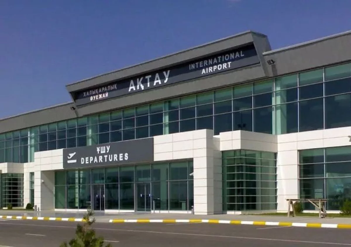 На пять часов задержали самолёт в аэропорту Актау из-за сообщения матери с младенцем о бомбе