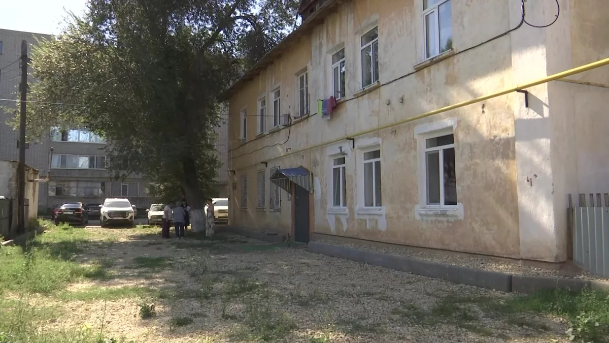 Почти год жители многоквартирного дома в Актобе не могут добиться завершения ремонта придомовой территории
