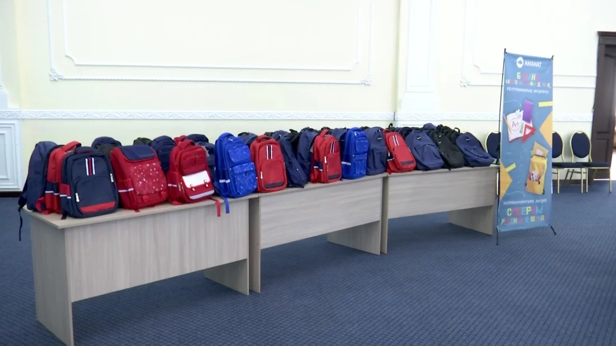 Депутаты от партии «AMANAT» помогли собраться в школу тысячи детей в Павлодарской области