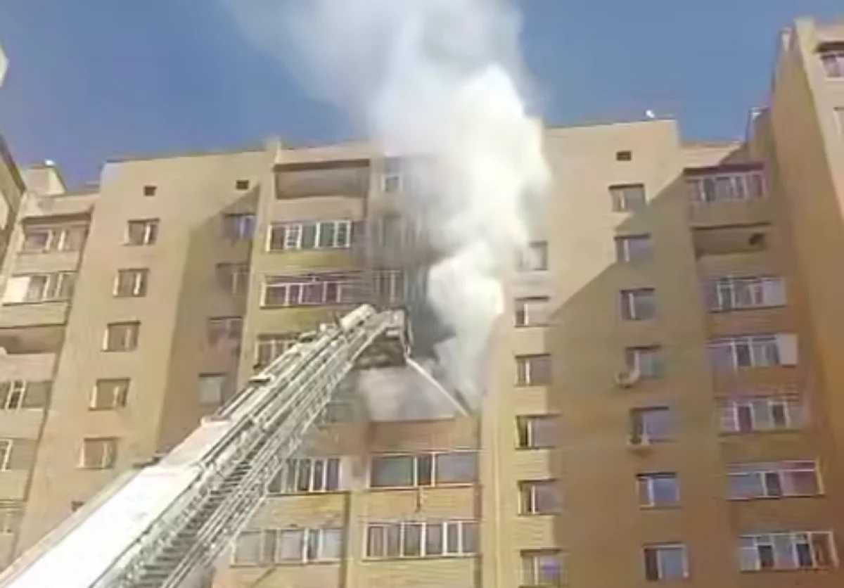 Балкон загорелся на 9 этаже многоэтажки в Астане