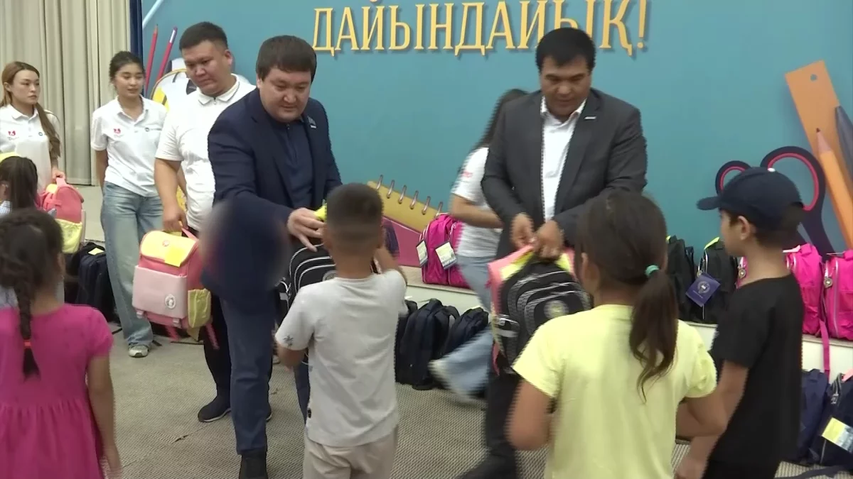 Шымкентте «Балаларды мектепке дайындайық» республикалық акциясы аясында 200 балаға сыйлық таратылды