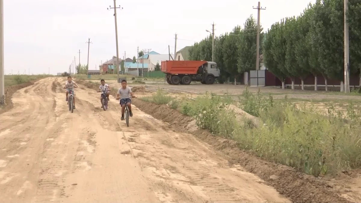 "Весной здесь грязь, дети в школу не могут дойти": актюбинцы пожаловались на плохие дороги