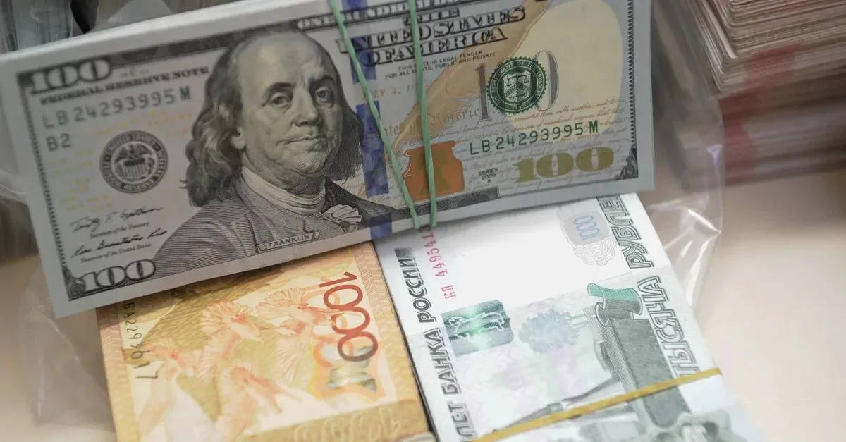 Доллар и рубль подорожали перед длинными выходными