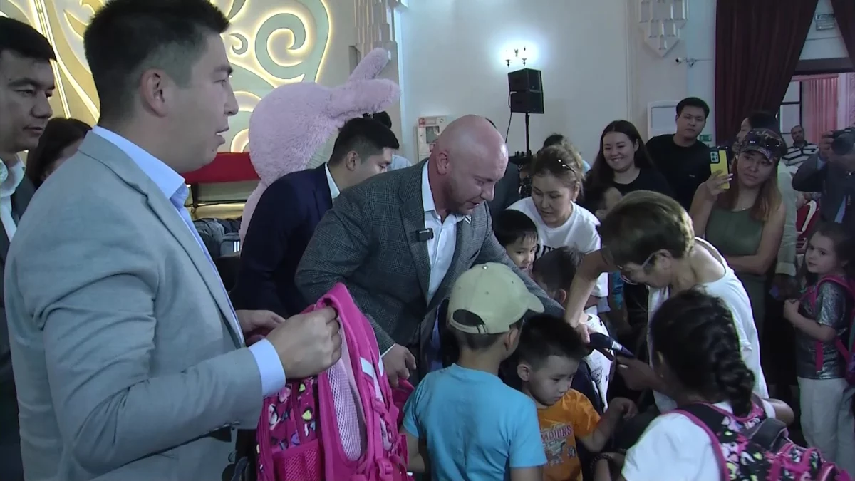 Алматылық 200 оқушы мектепке қажетті құрал-сайманмен қамтамасыз етілді