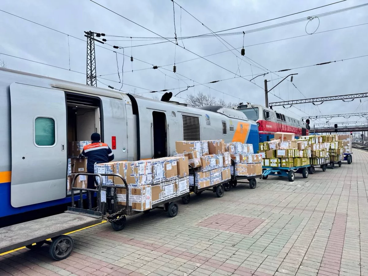В КТЖ напомнили о наказании за посылки через проводников
