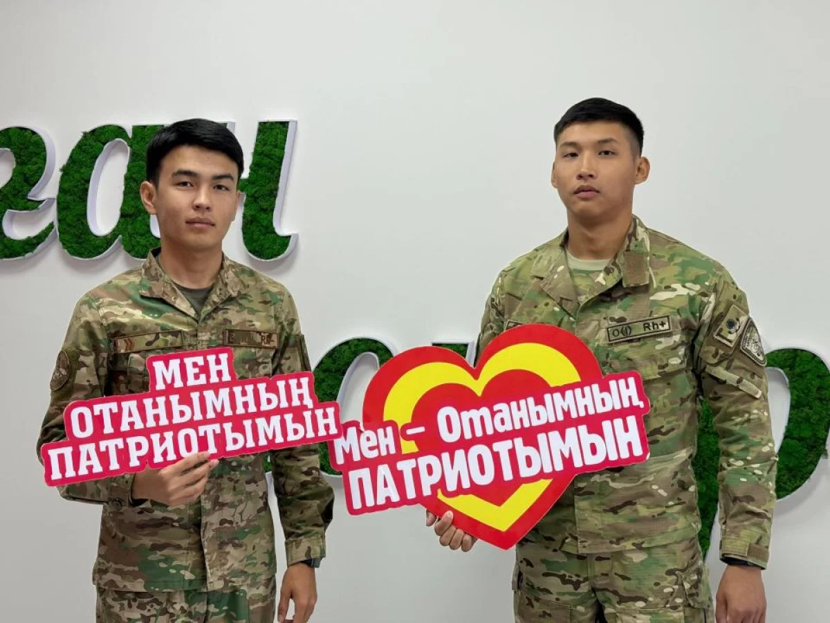 Спасатели МЧС сдают кровь в честь 30-летия ведомства