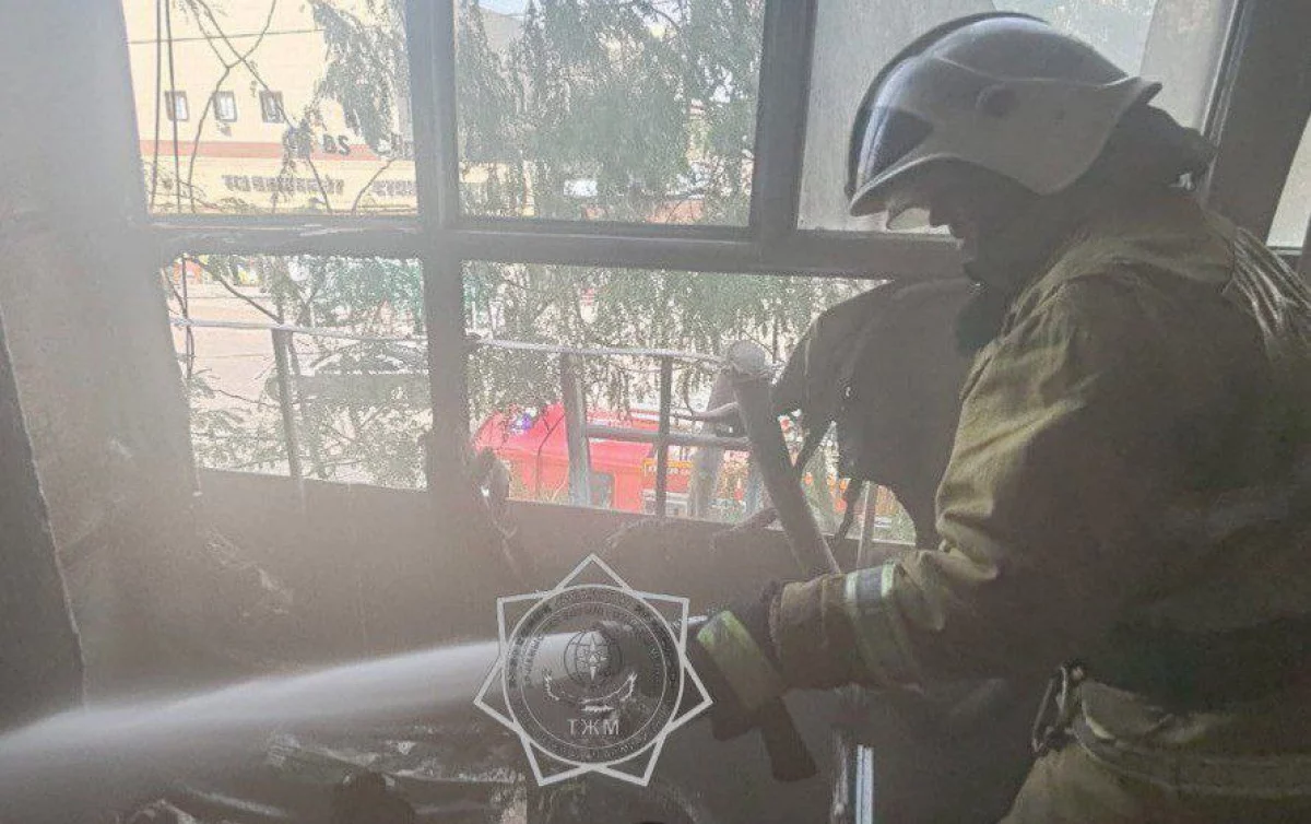 20 человек эвакуировали из горящего дома в Таразе