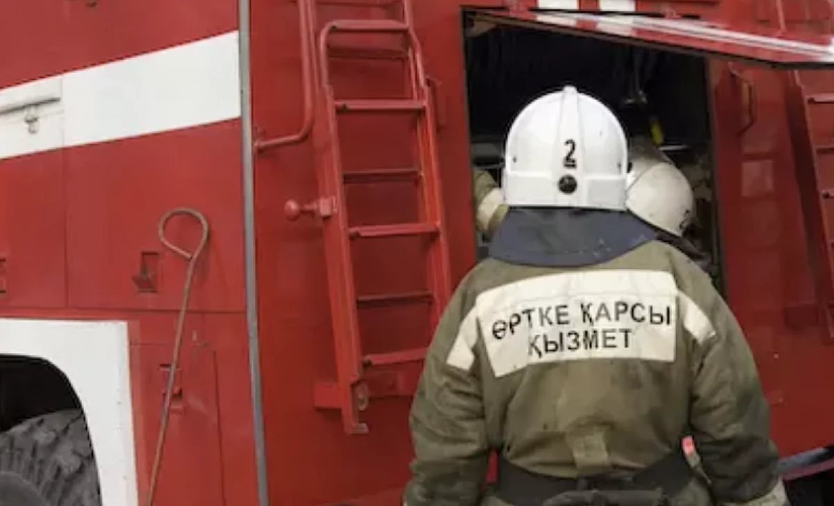 Қостанайда құтқарушылар түтін басқан пәтерден анасы мен оның екі баласын алып шықты