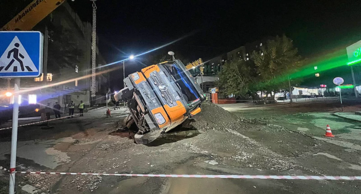 В Семее внедорожник провалился в яму на месте дорожных работ