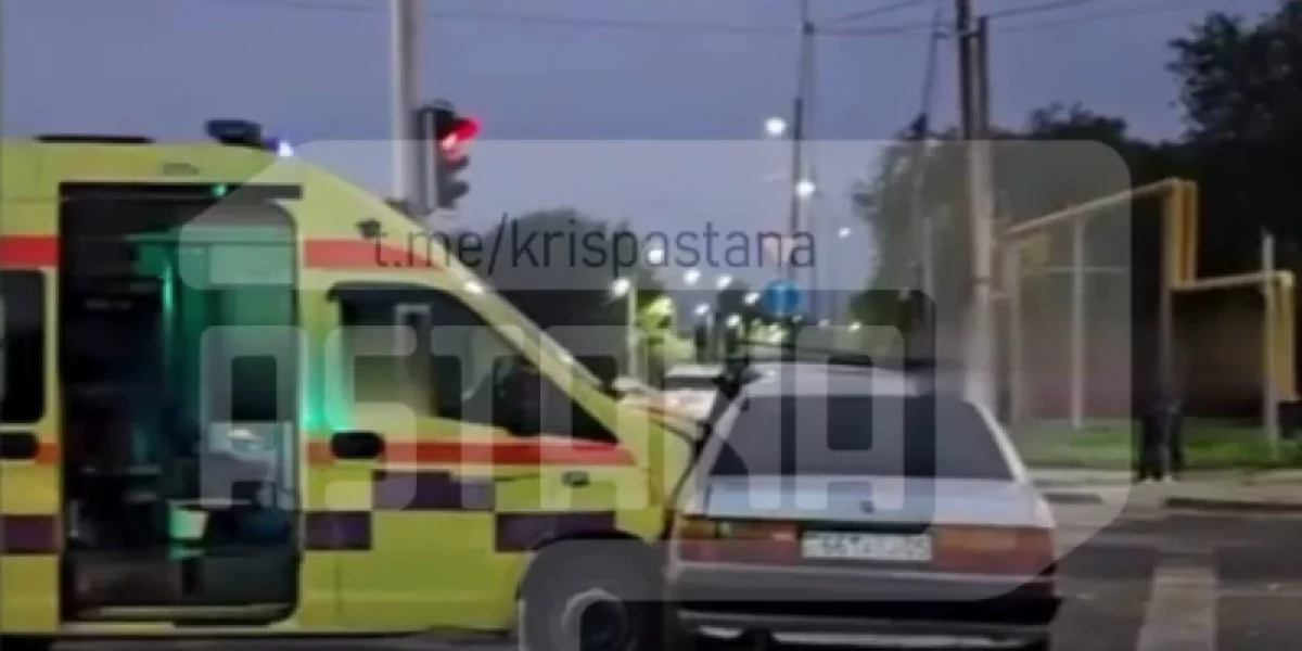 Алматыда жедел жәрдем көлігі жеңіл автокөлікке соғылды