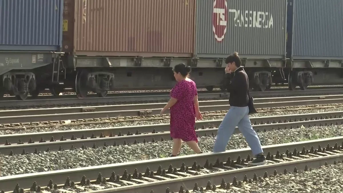 «Не знаем, когда вагон тронется»: жители близ Актобе вынуждены идти до трассы по ж/д путям