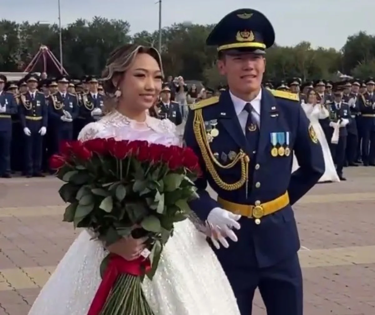 Военный лётчик сделал предложение девушке прямо на выпускном (ВИДЕО)