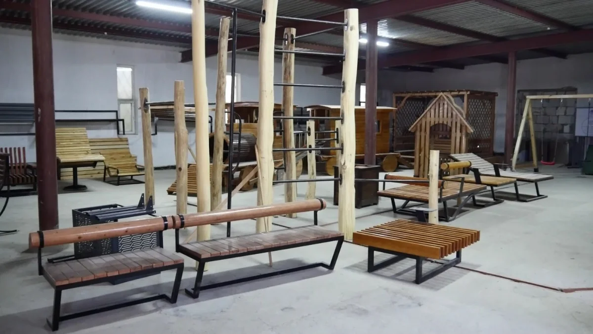 Скамейки, детские площадки из дерева премиум класса изготавливает Актауский предприниматель