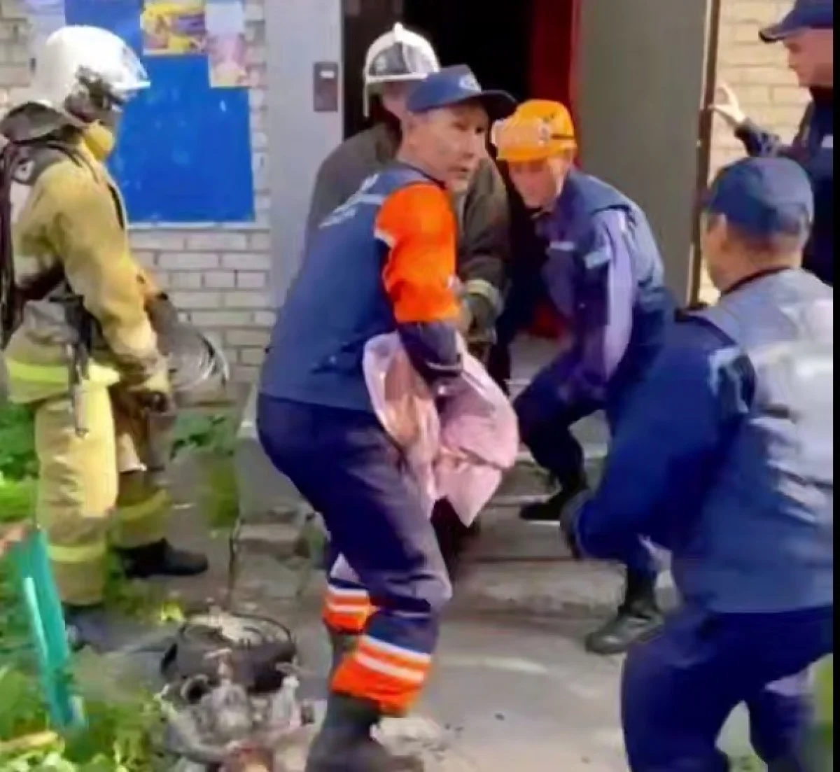 В Костанае спасатели эвакуировали двух человек из задымлённой квартиры (ВИДЕО)