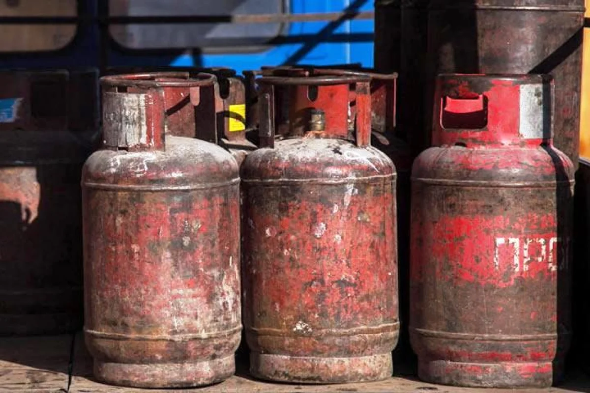 Өрт сөндірушілер өрт кезінде үш газ баллон алып шықты