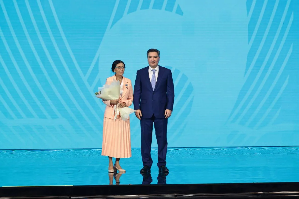 Еңбек күні: Олжас Бектенов Президент атынан жұмысшы мамандықтары өкілдеріне марапаттар табыстады