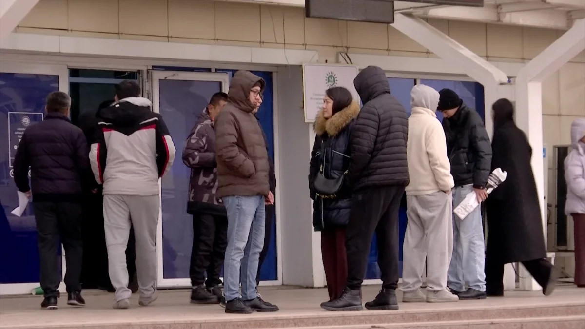 Новые правила получения номерных знаков для авто: в спеццоне Алматы образовались огромные очереди