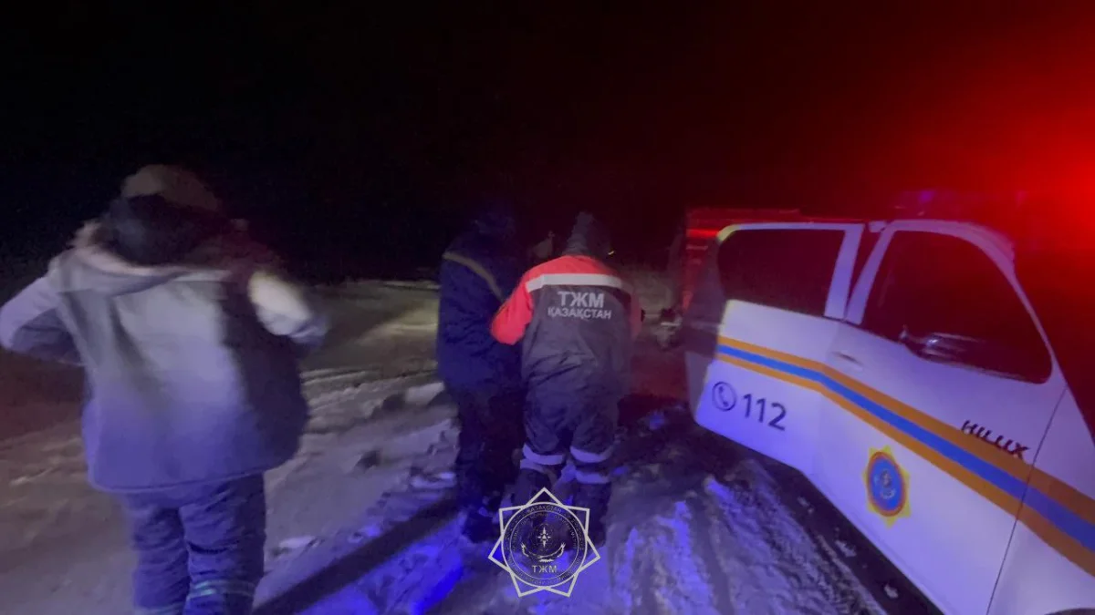 Абай облысында қар құрсауында қалып, бұзылып қалған көліктен 3 адам құтқарылды