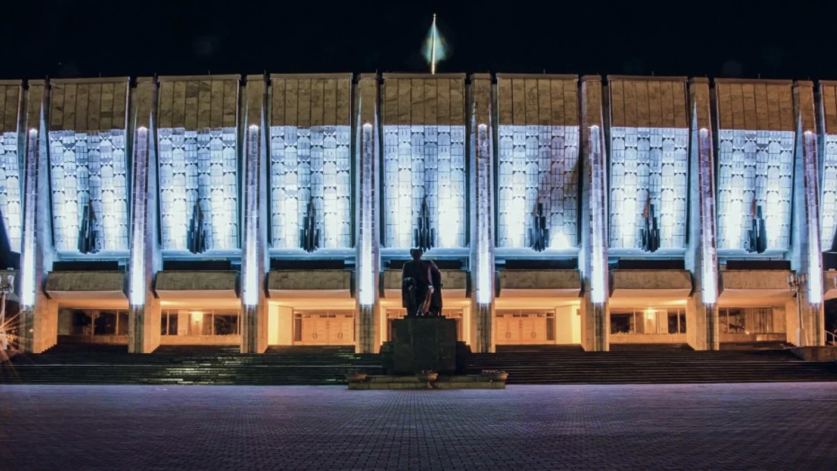 «Заморозку» ремонта театра имени М. Ауэзова  прокомментировали в Минкульте