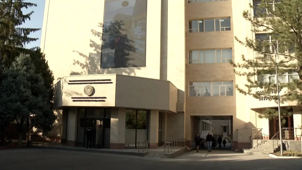 Неизвестные избили подростка и его дядю в Алматы