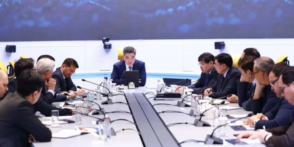 Олжас Бектенов сарапшылармен ел экономикасын дамыту жолдарын талқылады