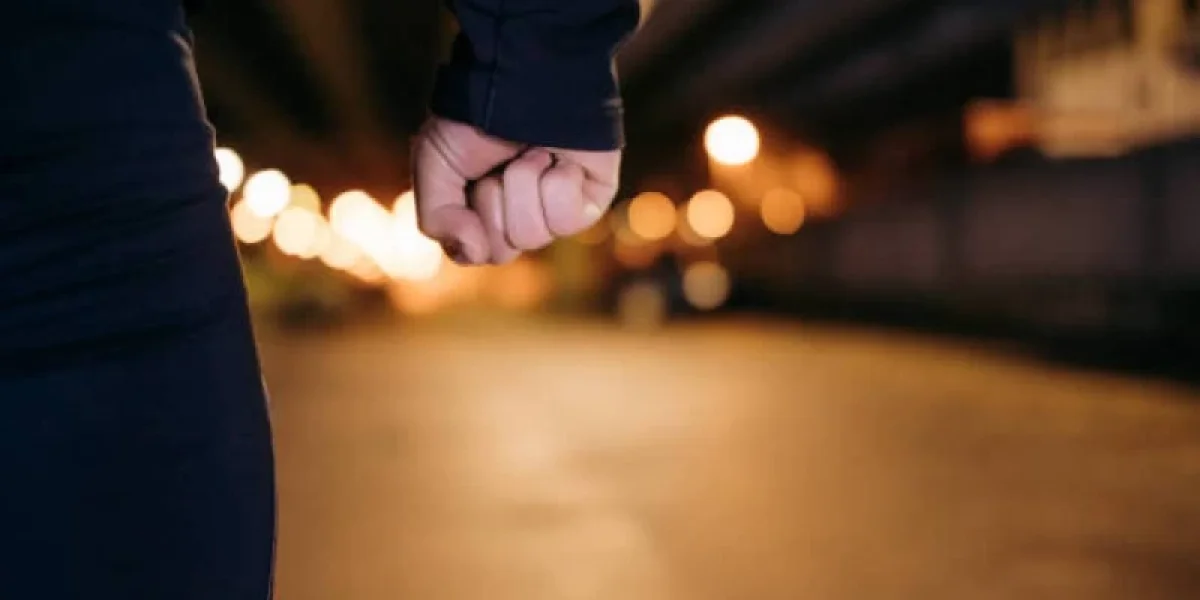 Күшікті 5-қабаттан лақтырып жіберген ер адамды белгісіз біреулер соққыға жықты