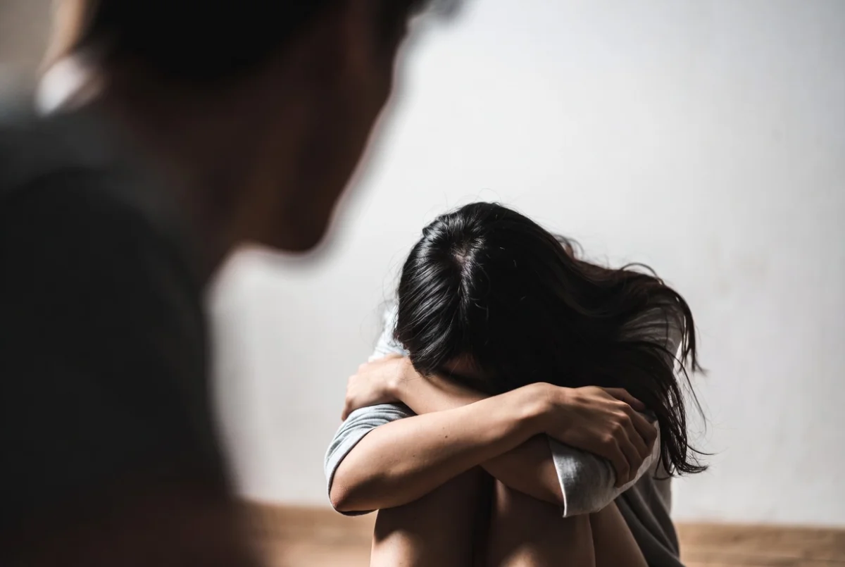 Бил палкой и таскал за волосы: в Актобе осудили домашнего тирана