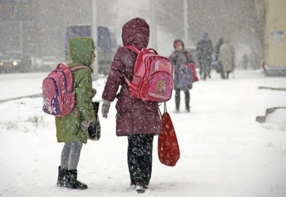 Сильный снегопад в Астане: школьники на дистанционке, тысячи рабочих на уборке