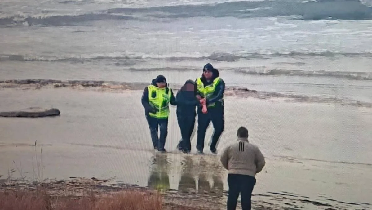 Ақтауда полицейлер суға батып бара жатқан жасөспірімді құтқарды