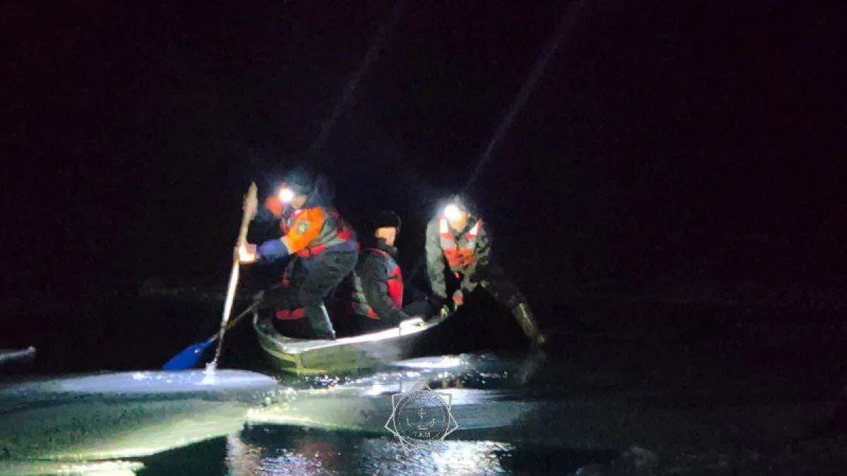 Рыбаков унесло на льдине на Балхаше