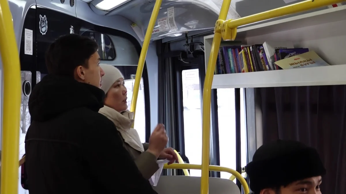 Общественный транспорт в Уральске стал передвижной библиотекой