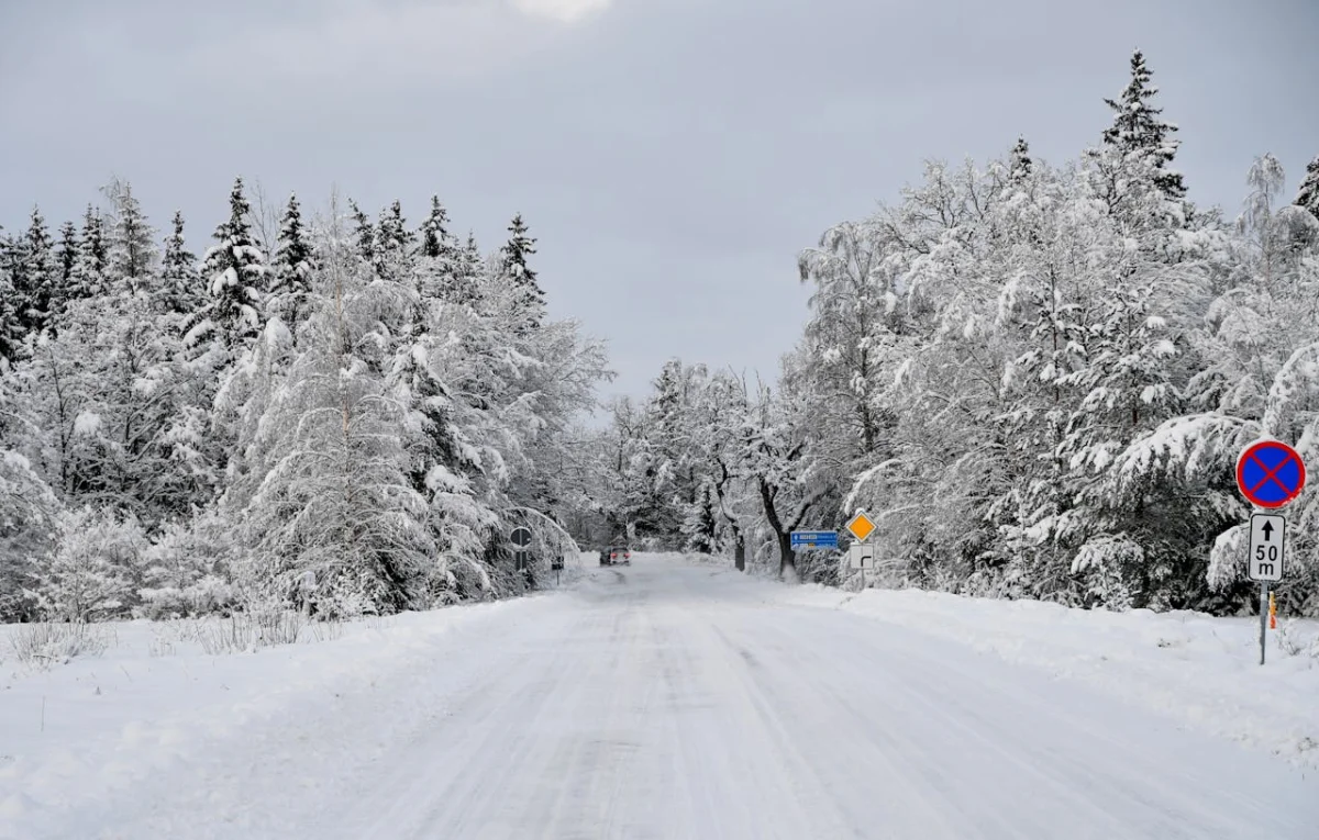 В Западно-Казахстанской и Атырауской областях открыто движение на ряде трасс
