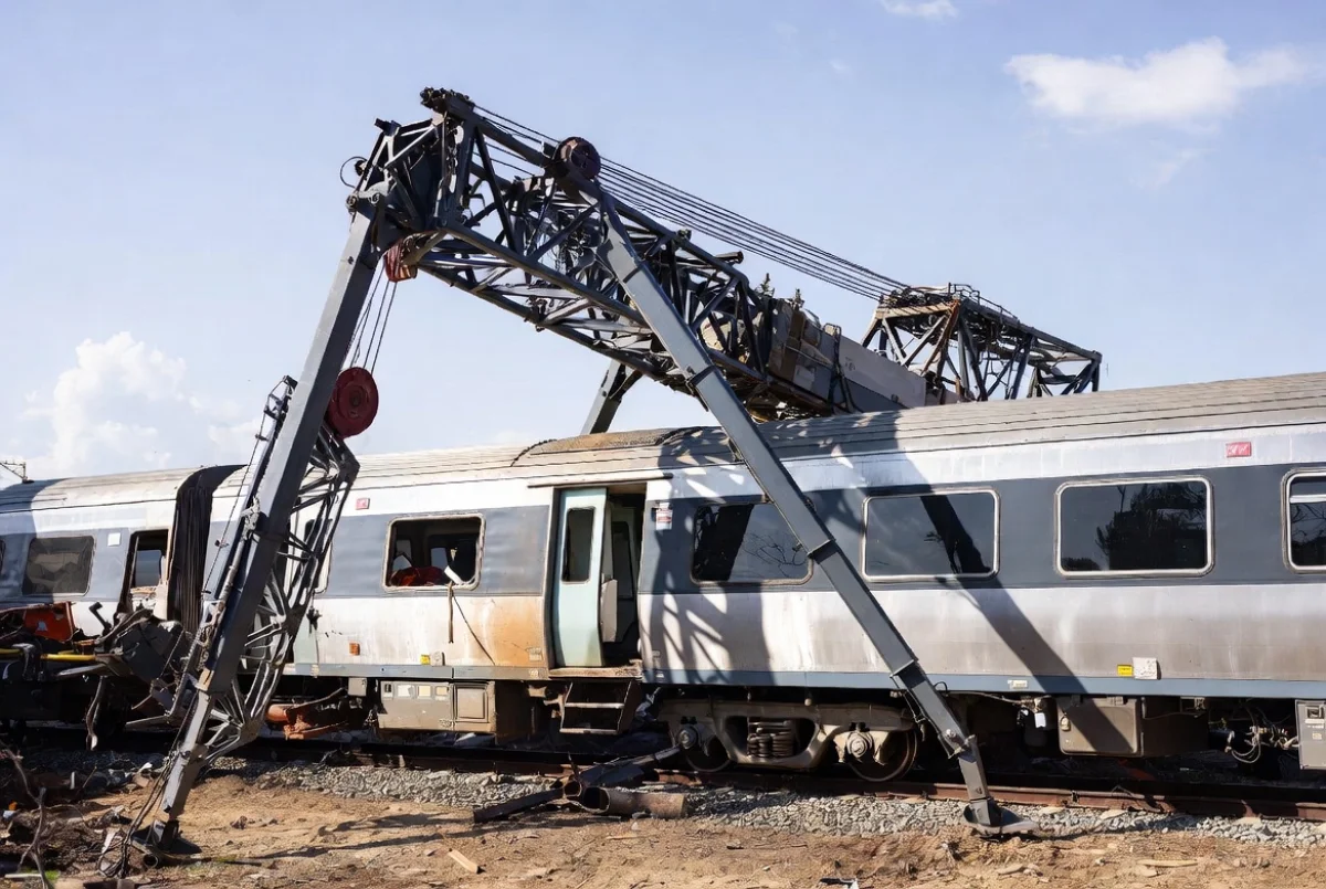 Строительный кран рухнул на поезд в Таиланде