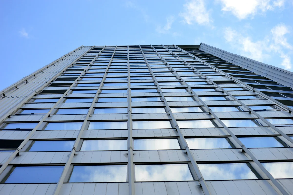 16-қабаттан құлап, қаза тапты